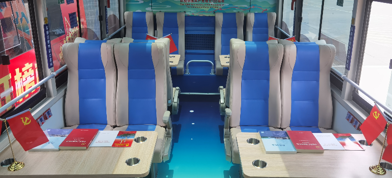圖3：在公交集團(tuán)黨建主題線路巴士車廂設(shè)置“黨史讀書桌”.jpg