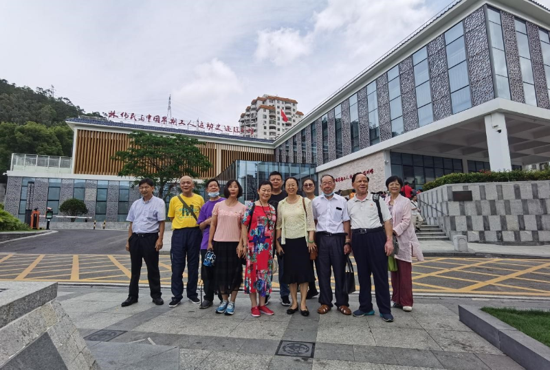 退休干部參觀林偉民與中國(guó)早期工人運(yùn)動(dòng)史跡陳列館.jpg