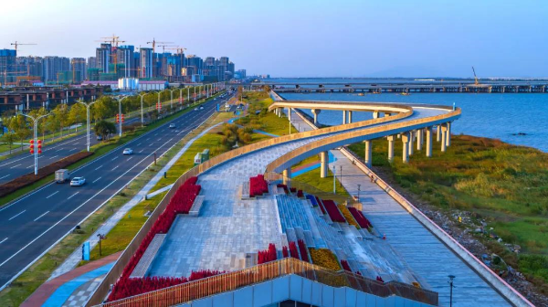 金灣機(jī)場(chǎng)東路，全新的步行道、濱海廣場(chǎng)、疊水廣場(chǎng)，綠地、濕地、樹木掩映其中，珠海的城市面貌因航展得到了極大的提升。（珠海市金灣區(qū)地方志編纂中心供圖）.jpg