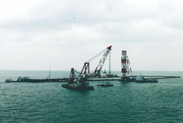 2011年9月和12月，港珠澳大橋島隧工程“扇貝形”的西人工島和東人工島先后順利成島，實(shí)現(xiàn)了“當(dāng)年動(dòng)工、當(dāng)年成島”的目標(biāo)，創(chuàng)造了中國(guó)交通工程建設(shè)的歷史性傳奇；圖為大橋西人工島完成圍堰振沉，合龍成島（原載《珠海史志》慶祝改革開放40周年專刊。于燕敏  攝）　.jpg