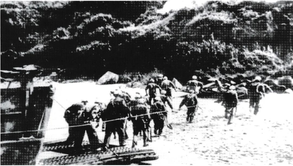 “桂山”號(hào)英雄搶灘登陸（珠海市委黨史研究室提供）.jpg