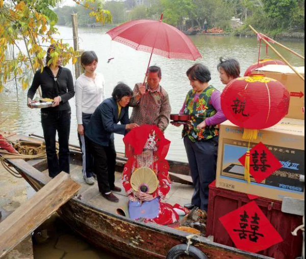 新娘坐在船上等待新郎（珠海市文化館提供）.jpg