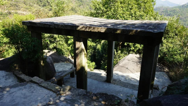 反映抗日斗爭艱苦卓絕的鳳凰山石亭（珠海市高新區(qū)文化中心供圖）.jpg