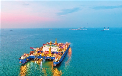 海底沉管隧道E14管節(jié)完成沉放安裝。.jpg