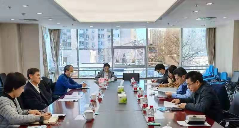 高京齋（左二）在聽取國家方志館粵港澳大灣區(qū)分館建設(shè)情況匯報.png