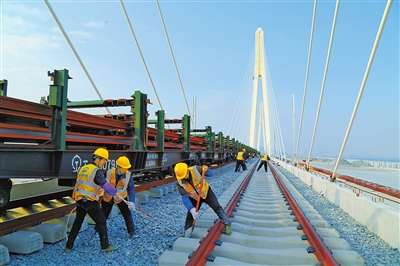 珠機(jī)城際二期鋪軌現(xiàn)場。.jpg