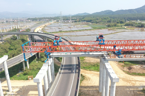 上跨新臺(tái)高速首片箱梁架設(shè)現(xiàn)場(chǎng)。.jpg