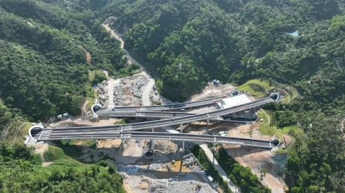 興業(yè)快線北段在鳳凰山與筆架山之間的山谷合并段橋梁。.jpg