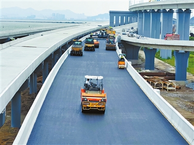 大橋路面瀝青鋪裝試驗(yàn)段已完工。.jpg