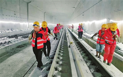 珠海機(jī)場站軌道鋪設(shè)施工現(xiàn)場。 施工單位供圖.jpg