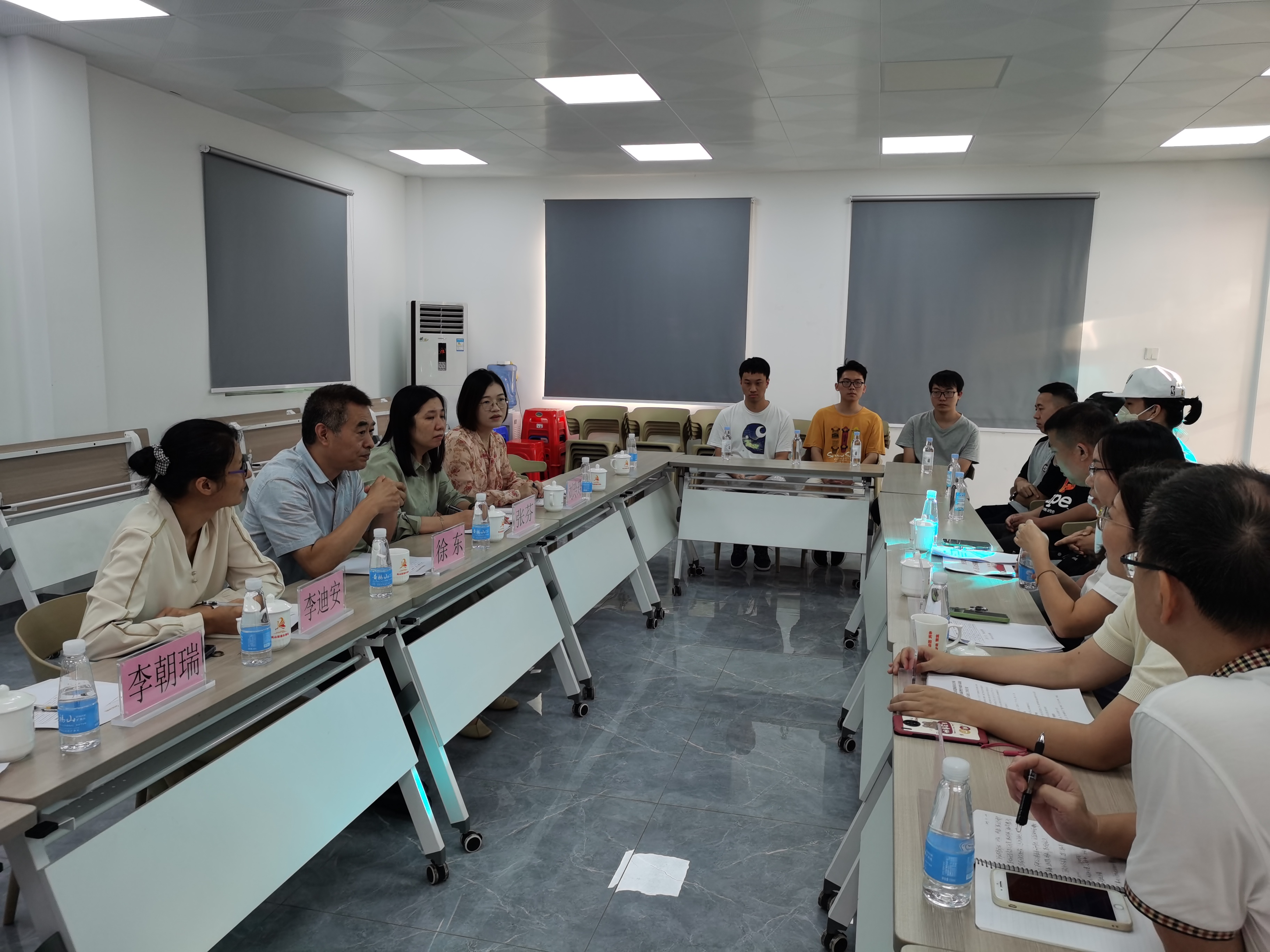 圖：黨員深入社區(qū)與大學(xué)生開展座談交流.jpg