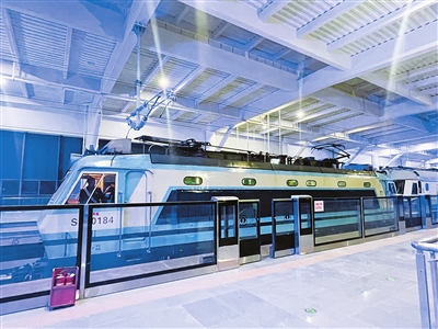 熱滑試驗(yàn)車停靠在三灶東站。 中鐵武漢電氣化局供圖.jpg