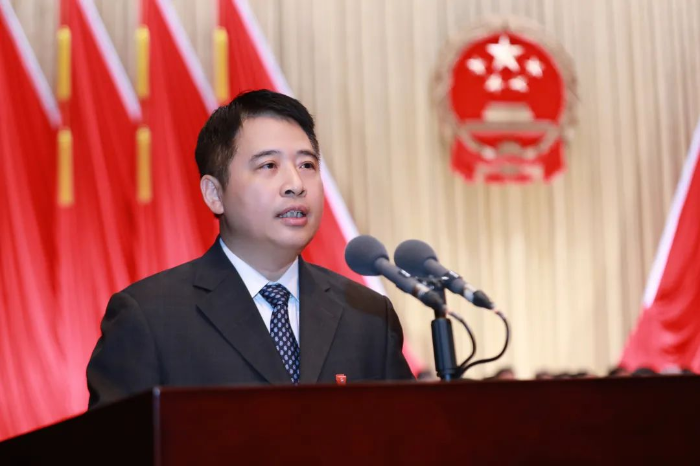 市長黃志豪作政府工作報(bào)告。.jpg