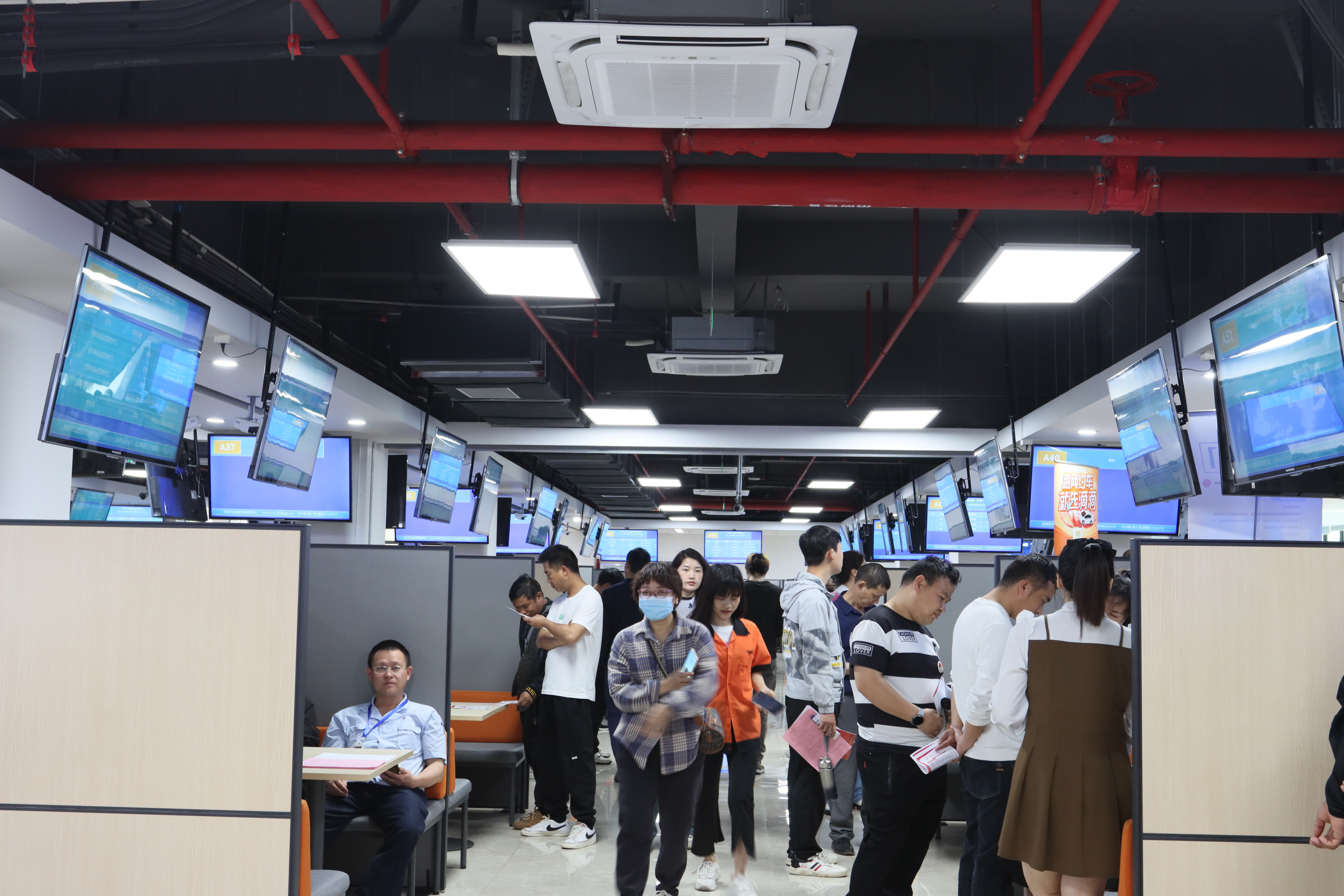 珠海市人力資源市場(chǎng)現(xiàn)場(chǎng)招聘會(huì).JPG