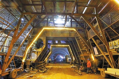 金唐東路（二期）工程隧道施工現(xiàn)場。.jpg