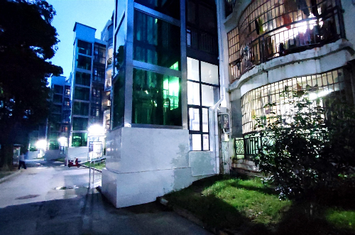6月13日，銀海雅苑小區(qū)加裝的電梯啟用后，居民上樓下樓更輕松方便。.jpg