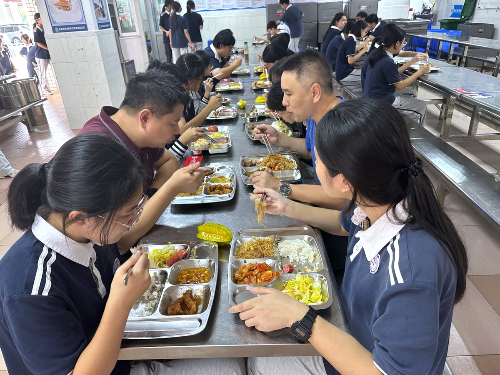 紫荊中學(xué)桃園校區(qū)師生在食堂用餐.jpg