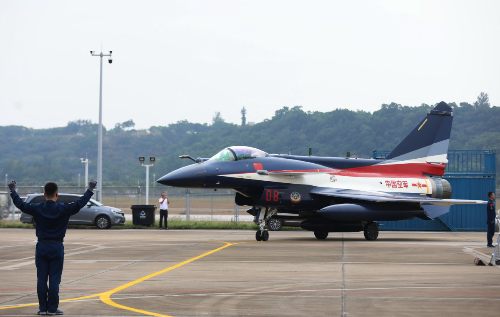 11月5日，中國(guó)空軍八一飛行表演隊(duì)飛抵珠海國(guó)際航展中心。.jpg