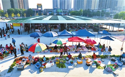 12月4日上午，白蕉鎮(zhèn)虹橋市場開門迎客，市場內(nèi)外攤位有序，商品豐富。.jpg