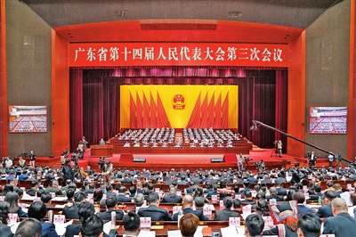 1月15日上午，省十四屆人大三次會議在廣州開幕，省長王偉中向大會作政府工作報告。 南方日報記者 張梓望 梁鉅聰 張迪 張令 鐘志輝 攝.jpg