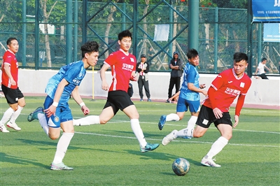 參賽運(yùn)動(dòng)員攻防轉(zhuǎn)換迅速、配合默契。.jpg