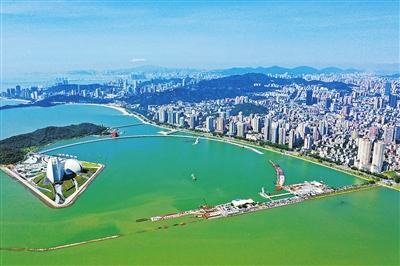 搭乘直升機(jī)，俯瞰“日月貝”等城市景觀，體驗(yàn)空中視角的震撼（資料圖片）。.jpg