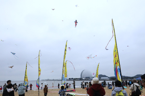 情侶路上空紙鳶飛舞、“箏”奇斗艷。.jpg