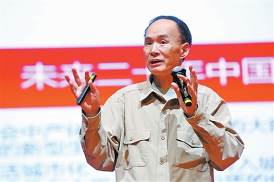 梁永安，復(fù)旦大學(xué)中文系教授，人文學(xué)者，旅行攝影師。.jpg